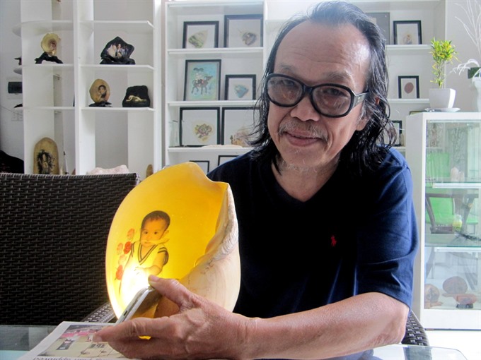 What I’ve done: Lê Nguyên Vỹ displays one of his photographic printings on shell. VNS Photos Công Thành Read more at http://vietnamnews.vn/sunday/features/344288/imprinting-impressions-on-sea-shells.html#wQFRrfG9V5bdGwXw.99