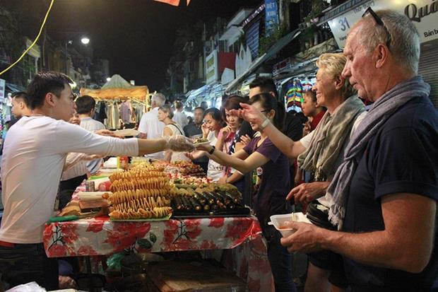 Hanoi Night Market - The market located in the oldest part of Hanoi was the first to separate pedestriane and vehicles and can be found a few minutes from Hoan Kiem Lake. The market stretches nearly one kilometer and includes more than just food - there is also a robust traditional craft trade. The street night market is a tourism landmark, and visitors can enjoy eating snacks and shopping at the same time with grocery stores and food stalls sitting alongside clothing and handicraft shops. The market is at the heart of the most densely populated residential area, so it is not only popular to tourists but also among local people who drop by the market after work for cheap eats. Photo by Vo Tuyet.