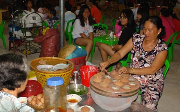 Phan Thiet Night Market - Phan Thiet, a beach town on the coast of south Vietnam, is usually known as the gateway to Mui Ne- one of the best beaches in Asia, but the small city has enough local charm to satisfy travelers. Phan Thiet’s night market was built specifically for tourists and has been open for half a year. The biggest attraction at the market is the fresh, cheap seafood.  The seafood cooked at food stalls and restaurants in the market is plucked live from nearby water tanks. Photo courtesy of Voice of Vietnam