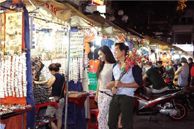 Ben Thanh Night Market - The outdoor night market is completely different from the day market. Ben Thanh Market, located in central Ho Chi Minh City, is a busy place where tourists can buy almost anything from household goods and clothing to fresh food and souvenirs. It is a great place for snacking with friends all night long. Photo by Quoc Viet.