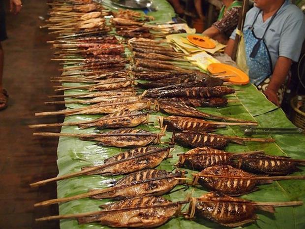 Can Tho Night Market - To get a taste of the Mekong Delta, head out on a night market snacking excursion in Can Tho, which is known as “the capital of south-western provinces”. Can Tho is famous for a wide variety of fresh fruits such as jackfruit, durian, mango and coconut. Aside from tropical fruits, visitors can try other succulent specialties such as noodle soup and grilled fish. Photo courtesy of dulichdongque.