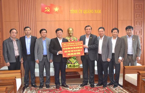 Deputy Secretary Tri (4th left) presenting the donation to representatives from Quang Nam Province