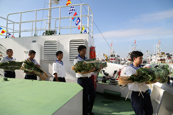 Naval soldiers carrying the Tet gifts