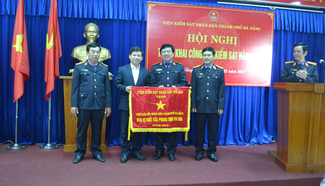  Prosecutor General Tri (second left) presenting the emulation flag to representatives of the municipal People’s Procuracy