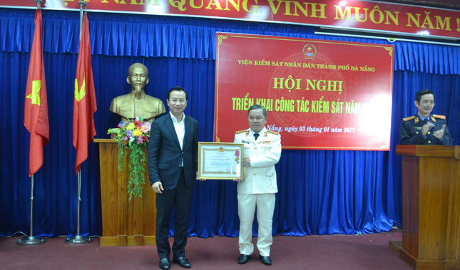  Secretary Anh (left) presenting the second-class Labour Medal to a representative from the Prosecution Division