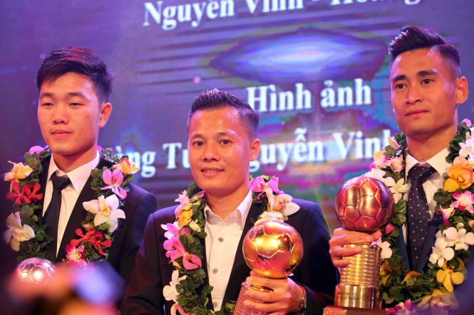 Từ trái sang: Xuân Trường, Thành Lương, Minh Tuấn nhận giải thưởng. 