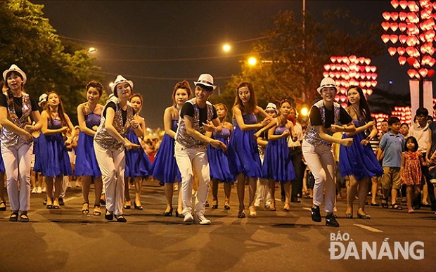  A fascinating street parade of live music and dancing
