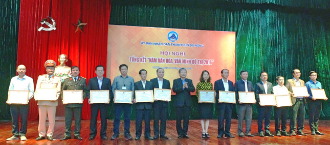 Báo Đà Nẵng là một trong 28 tập thể có thành tích xuất sắc trong triển khai thực hiện Năm văn hoá văn minh đô thị 2016, được nhận bằng khen của Chủ tịch UBND thành phố.