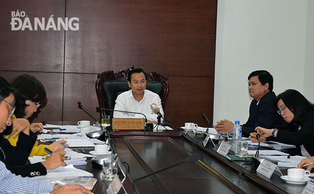 Secretary Anh (centre) addressing the meeting