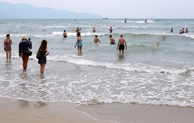 Tourists on a beach in Da Nang (Photo: VNA)