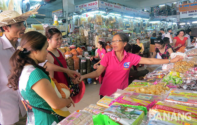 Hội Phụ nữ chợ Hàn thực hiện văn minh thương mại bằng sự thân thiện, hiếu khách, buôn bán đúng giá, đúng chất lượng.Ảnh: NGỌC HÀ