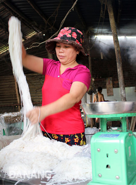 Với nghề làm bún, chị Nguyệt không chỉ thoát nghèo mà còn tạo việc làm cho vài lao động khác.