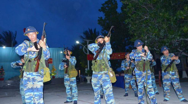 Cán bộ, chiến sĩ đảo Nam Yết khám súng trước lúc lên đường tuần tra vào ban đêm