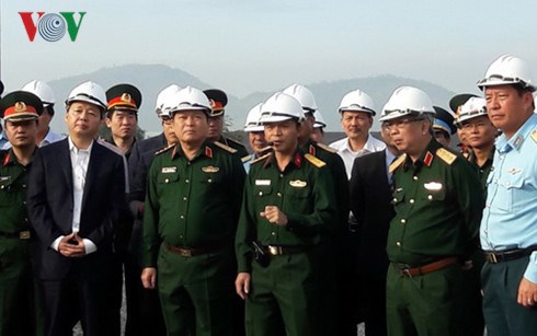 Officials inspect dioxin decontamination at Da Nang airport (Photo: VOV)