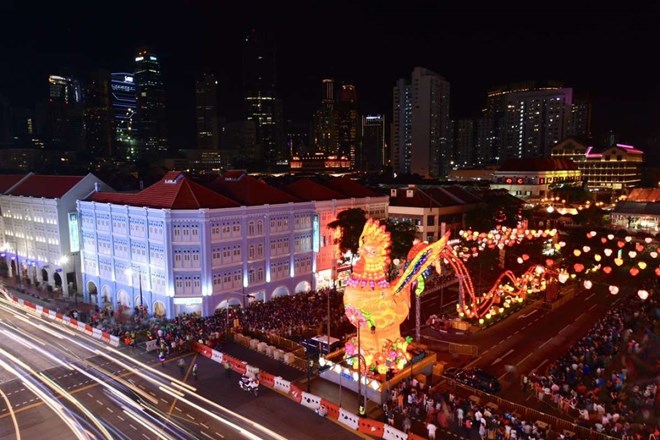 A giant rooster-shaped lantern installed in Chinatown of Singapore (Photo: straitstime.com)