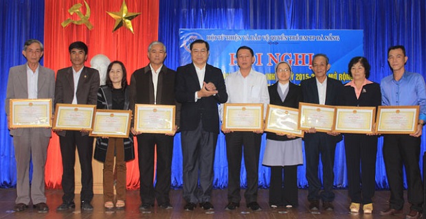  Chairman Tho (5th left) and the honourees