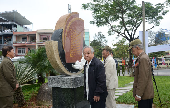  Former revolutionaries from the Regiment 96 beside the plaque