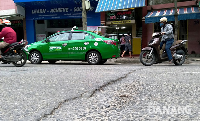 Mặt đường Hà Huy Tập bị biến dạng nhiều, ảnh hưởng đến việc đi lại của người dân và có nguy cơ mất an toàn giao thông.  Ảnh: TRỌNG HUY 