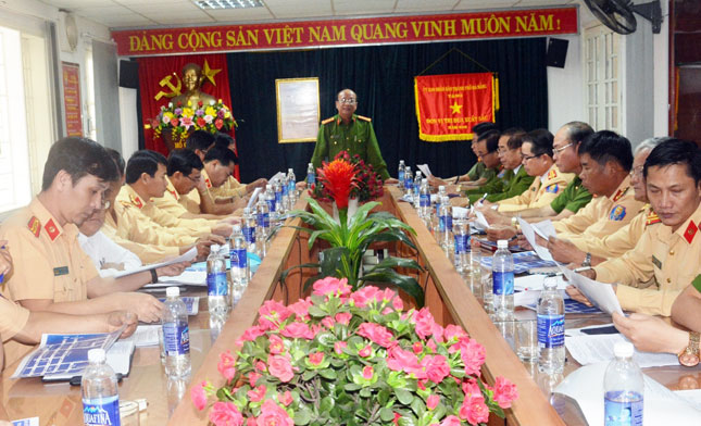 Col Nguyen Van Chinh speaking at the meeting