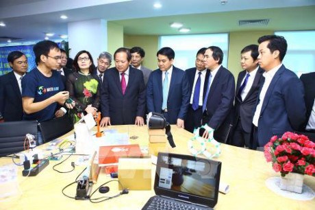 Ha Noi leaders visit a technology product (Photo: VNA)