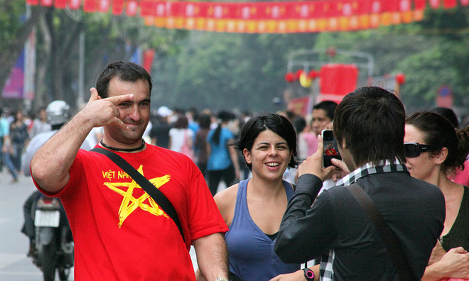 Foreign tourists in Ha Noi. Photo by Vu Dung Pham/VnExpress Photo Contest 