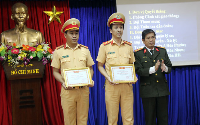 Đại tá Lê Văn Tam, Giám đốc Công an thành phố Đà Nẵng trao tặng Danh hiệu Đơn vị Quyết thắng cho các tập thể thuộc Phòng CSGT Công an thành phố Đà Nẵng.