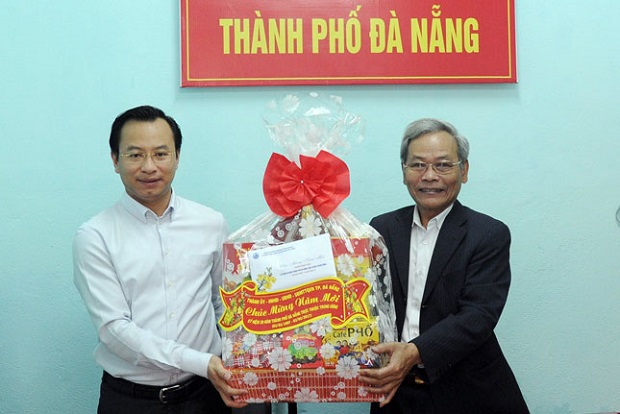    Secretary Anh (left) presenting a Tet gift to the Chairman of the Thai Phien Club for senior citizens, Tu Cuong