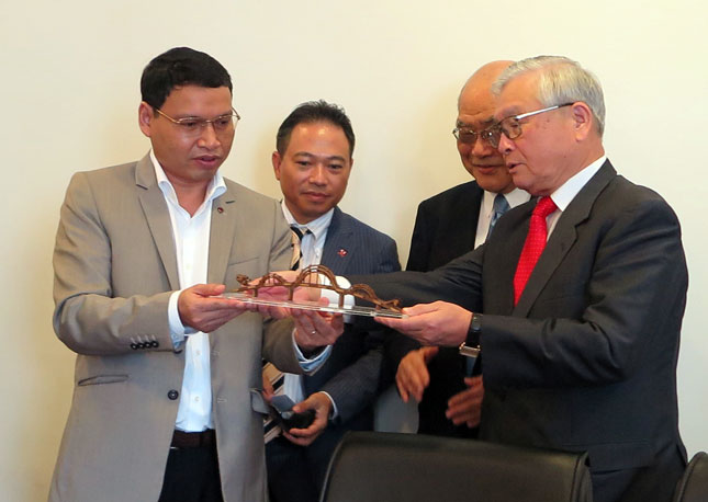 Vice Chairman Minh (left) presenting a souvenir to JVEF visitors