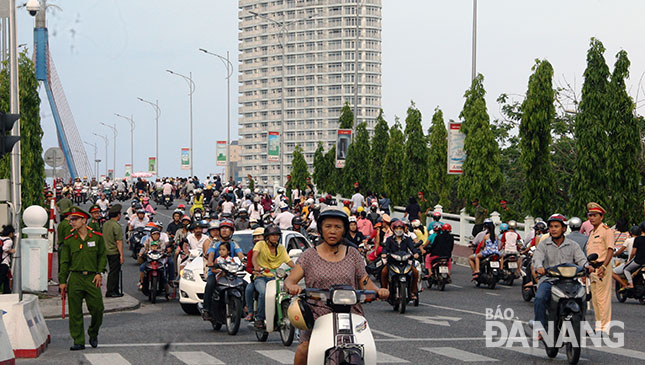 Nhu cầu đi lại của người dân qua sông Hàn ngày càng tăng cao. Trong ảnh: Cầu Sông Hàn luôn đông đúc người qua lại trong giờ cao điểm (ảnh chụp trước lúc điều chỉnh phân luồng giao thông thi công phía tây cầu Sông Hàn).  Ảnh: ĐẮC MẠNH