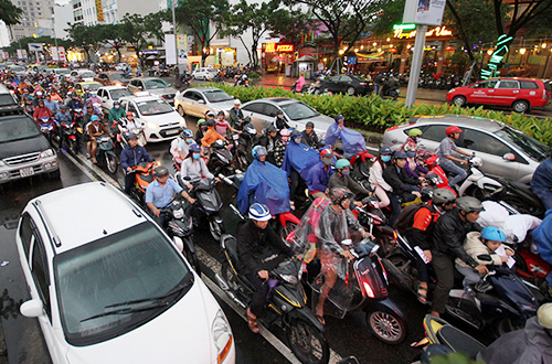 Traffic congestion in Dang Nang gets worse with rapid urbanization and private vehicle boom. Photo by VnExpress/Nguyen Dong