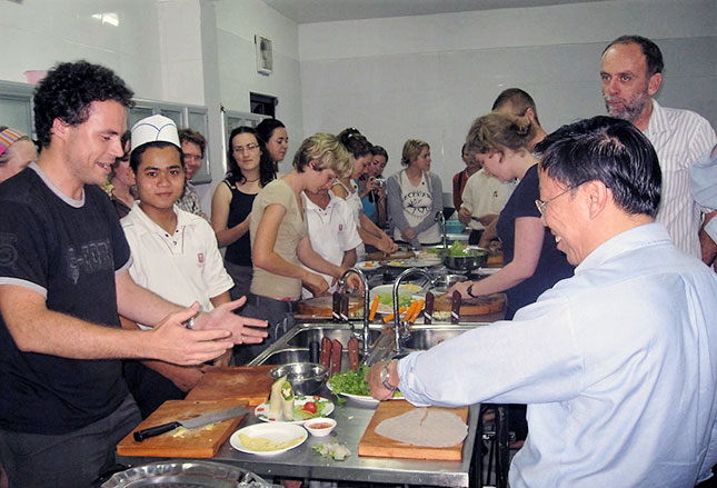 Sinh viên Trường Cao đẳng Nghề Việt – Úc giao lưu văn hóa ẩm thực với sinh viên Đại học Quốc gia Úc, qua đó giới thiệu các món ăn truyền thống mang đậm nét văn hóa Việt. (Ảnh do đơn vị cung cấp)