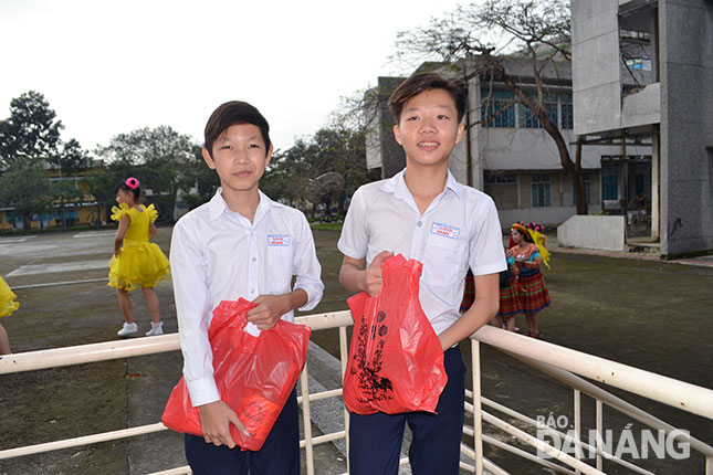 Em Nguyễn Văn Hiền và Hồ Huy Cường không giấu niềm vui khi được tặng quà Tết Đinh Dậu 2017. 