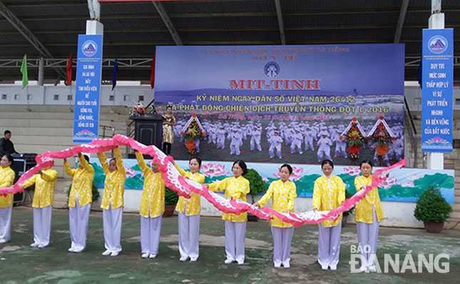 Tiết mục tại mít-tinh kỷ niệm Ngày dân số Việt Nam và phát động chiến dịch truyền thông đợt 1, 2016.