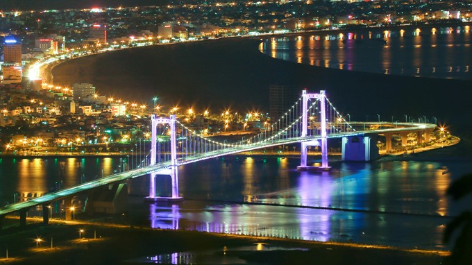 Glittering in the dark: The Thuận Phước Bridge over the Hàn River in Đà Nẵng. VNS Photo Trần Lê Lâm Read more at http://vietnamnews.vn/sunday/features/349437/an-asia-pacific-pearl-glows-in-viet-nam.html#9MoeH1MK3rXixjH0.99