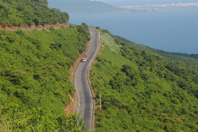 Getting there: A view of the Hải Vân Pass in Đà Nẵng City. — VNS Photo Công Thành Read more at http://vietnamnews.vn/sunday/features/349437/an-asia-pacific-pearl-glows-in-viet-nam.html#9MoeH1MK3rXixjH0.99