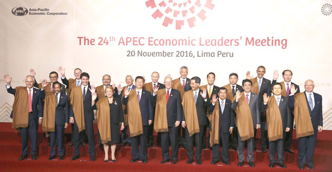 Sự kiện Tuần lễ cấp cao APEC 2017 sẽ đánh dấu một mốc son trong lịch sử phát triển Đà Nẵng.  TRONG ẢNH: Các nhà lãnh đạo chụp ảnh chung tại APEC 2016. 