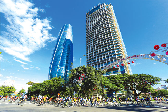 Đà Nẵng - thành phố xinh đẹp với con người thân thiện, là nơi thường xuyên tổ chức các lễ hội văn hóa - thể thao, hy vọng sẽ để lại ấn tượng tốt đẹp với các lãnh đạo, các bộ trưởng và các CEO của 21 nền kinh tế APEC. TRONG ẢNH: Một cuộc đua xe đạp vòng quanh thành phố. Ảnh: PHAN QUANG TRÚC VIÊN
