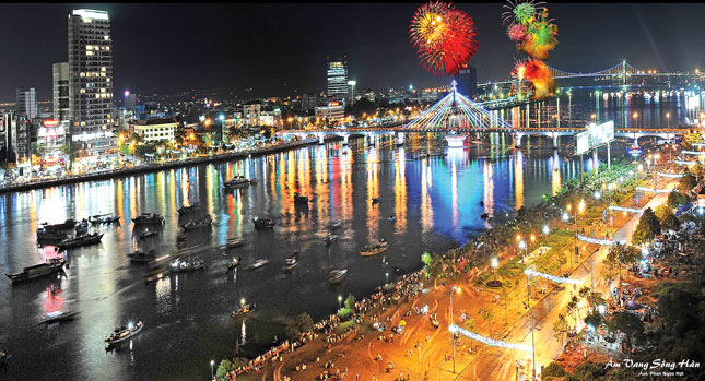 Cuộc thi trình diễn pháo hoa quốc tế do anh Nguyễn Bá Thanh khởi xướng, từ năm 2017 sẽ trở thành sự kiện thường niên. Trong ảnh: Quang cảnh sông Hàn trong đêm pháo hoa. Ảnh: NGỌC HỢI