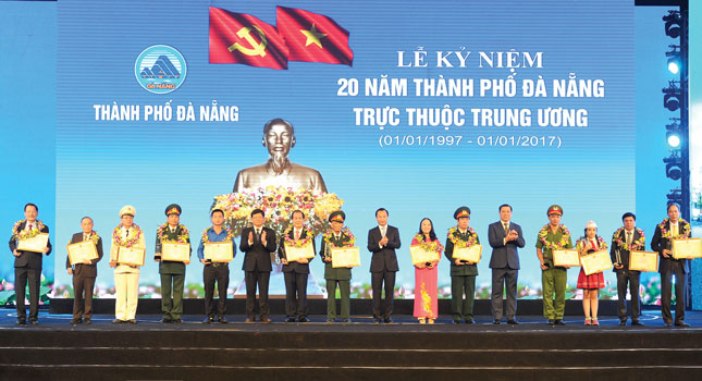 Lãnh đạo thành phố vinh danh 20 công dân tiêu biểu trong Lễ kỷ niệm 20 năm Đà Nẵng trực thuộc Trung ương. Ảnh: ĐẶNG NỞ