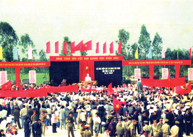 Lễ đón tiếp các cơ quan của tỉnh Quảng Nam vào tỉnh lỵ Tam Kỳ, ngày 21-2-1997. Ảnh: NHÂN MÙI