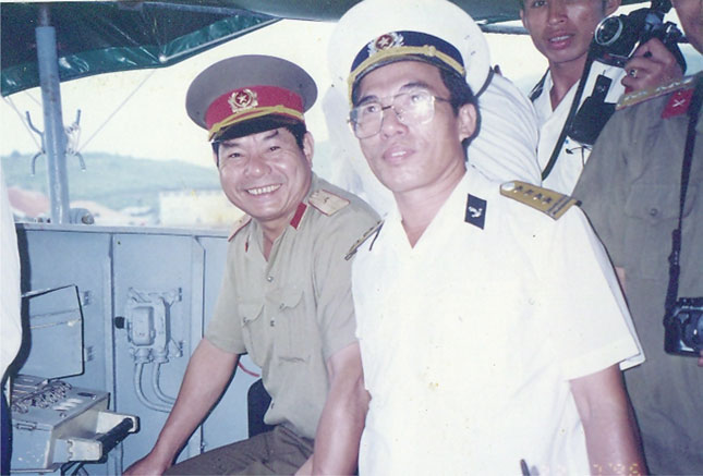 Thiếu tướng Trần Minh Thiệt (trái) trong chuyến đi Cù lao Chàm. 
