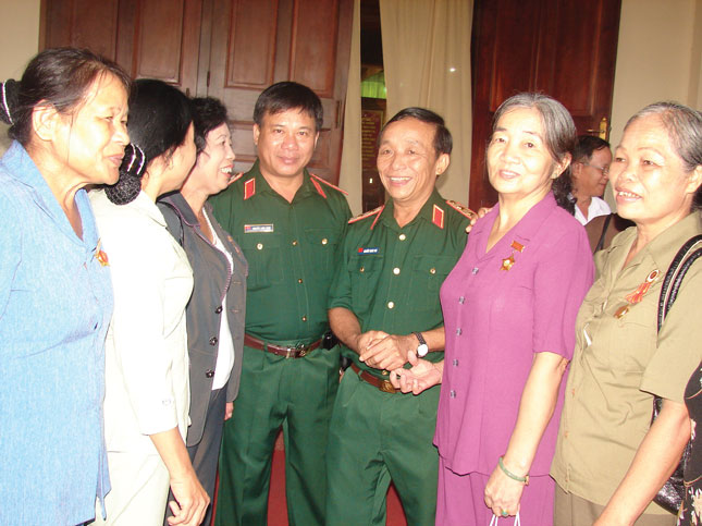 Trung tướng Nguyễn Trung Thu (thứ ba từ phải qua) với các cựu nữ quân nhân Sư đoàn 2.