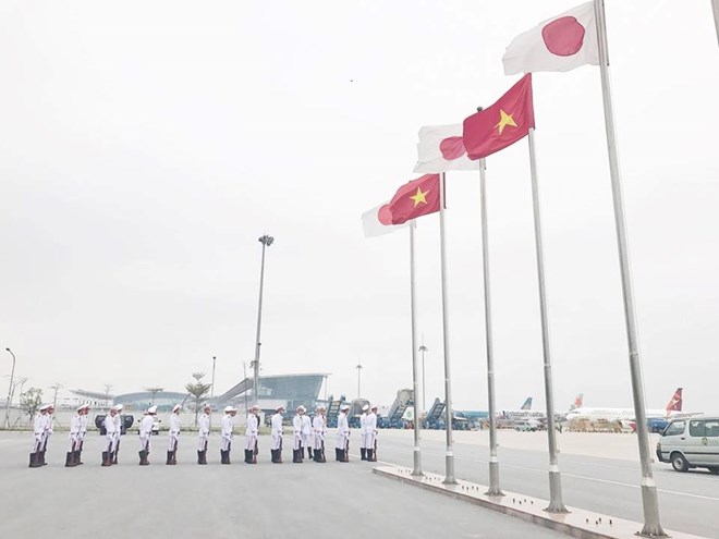 Lễ đón Thủ tướng Abe tại sân bay Nội Bài. (Ảnh: Minh Sơn/Vietnam+)