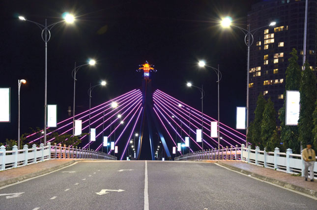 Sông Hàn về đêm lung linh hơn bởi những cây cầu. 					                Ảnh: MINH TRÍ