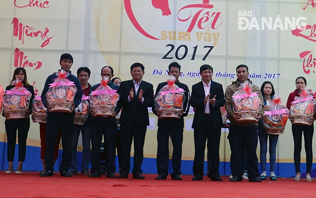 Deputy Secretary Tri (left of centre) and Vice Chairman Dung (right of centre) presenting Tet gifts to poor workers