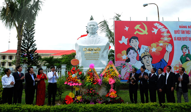   Representatives from the city and the district beside the statue of Le Van Hien