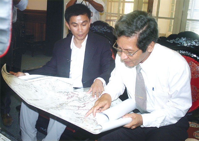 Anh Trần Thắng (trái), Việt kiều định cư tại Mỹ có công sưu tầm hàng trăm bản đồ của các nước phương Tây và của cả Trung Quốc xuất bản khẳng định Hoàng Sa là của Việt Nam.		                          Ảnh: SƠN TRUNG