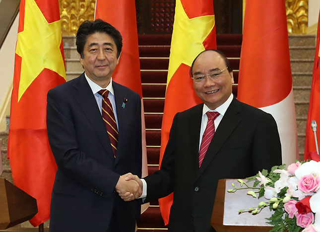 Thủ tướng Chính phủ Nguyễn Xuân Phúc hội đàm với Thủ tướng Nhật Bản Shinzo Abe.  							                 Ảnh: TTXVN