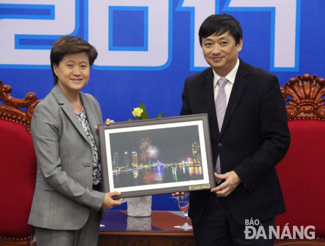 Phó Chủ tịch UBND thành phố Đặng Việt Dũng tặng quà lưu niệm cho Đại sứ Singapore Catherine Won Siow Ping.