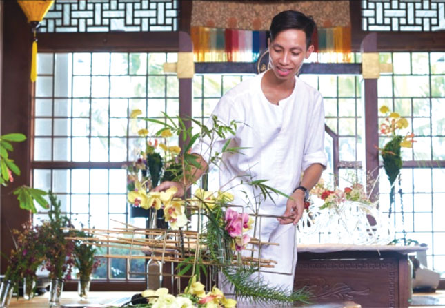 Nguyễn Phi Minh trình diễn “Thiền trong hoa và trà” tại lễ hội hoa nghệ thuật quốc tế  Đà Nẵng 2016. 